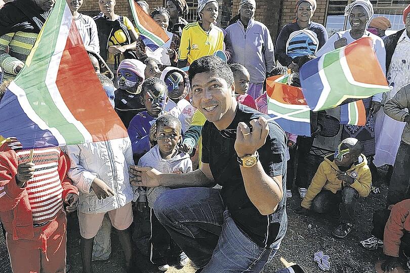 Elber in Südafrika: Hier besucht er in Ennerdale, einem Township nahe Johannesburg, ein Ausbildungsvorhaben, das mit der Hilfsorganisation Don Bosco &bdquo;Jugend Dritte Welt&ldquo; entsteht. Es soll Jugendlichen 420 Ausbildungsplätze bieten. Elber ist Schirmherr der Bildungskampagne &bdquo;Champions for South Africa - Join the Game&ldquo; (www.join-the-game.org).