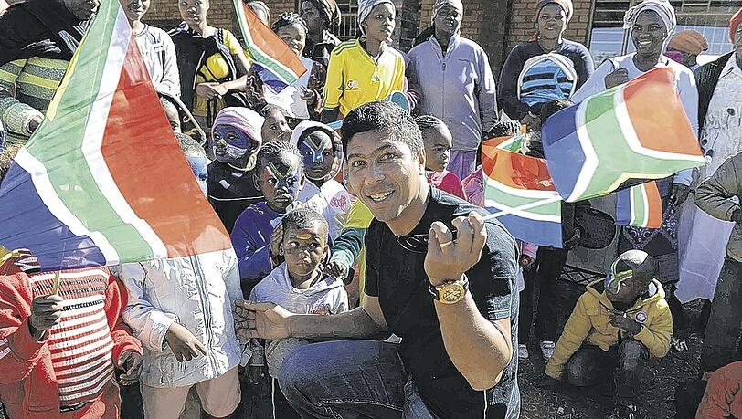Elber in Südafrika: Hier besucht er in Ennerdale, einem Township nahe Johannesburg, ein Ausbildungsvorhaben, das mit der Hilfsorganisation Don Bosco „Jugend Dritte Welt“ entsteht. Es soll Jugendlichen 420 Ausbildungsplätze bieten. Elber ist Schirmherr der Bildungskampagne „Champions for South Africa - Join the Game“ (www.join-the-game.org). Elber in Südafrika: Hier besucht er in Ennerdale, einem Township nahe Johannesburg, ein Ausbildungsvorhaben, das mit der Hilfsorganisation Don Bosco „Jugend Dritte Welt“ entsteht. Es soll Jugendlichen 420 Ausbildungsplätze bieten. Elber ist Schirmherr der Bildungskampagne „Champions for South Africa - Join the Game“ (www.join-the-game.org).
