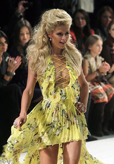 Paris Hilton setzte den knallengen, gelben Schlusspunkt der Mode-Woche.