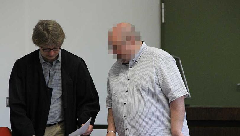 Hat den Betrug zugegeben: Peter S. mit seinem Anwalt Sascha Petzold. Hat den Betrug zugegeben: Peter S. mit seinem Anwalt Sascha Petzold.