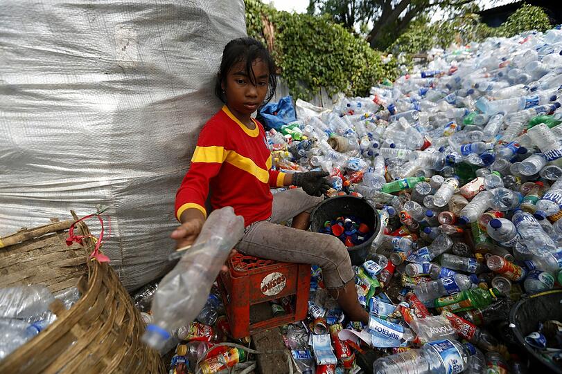 In Banda Aceh sammelt ein Kind Plastikflaschen ein. Die Regierung des Landes versucht, Umwelteinflüsse und Verschmutzung zu minimieren. Dennoch leben viele Menschen vom und mit dem Müll.