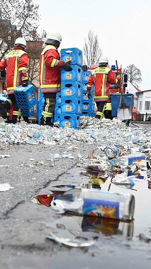 Die Einsatzkräfte der Feuerwehr waren rund eineinhalb Stunden mit Aufräumarbeiten beschäftigt. Der Lkw verlor rund 130 Kästen mit insgesamt 2600 Spezi-Flaschen.
