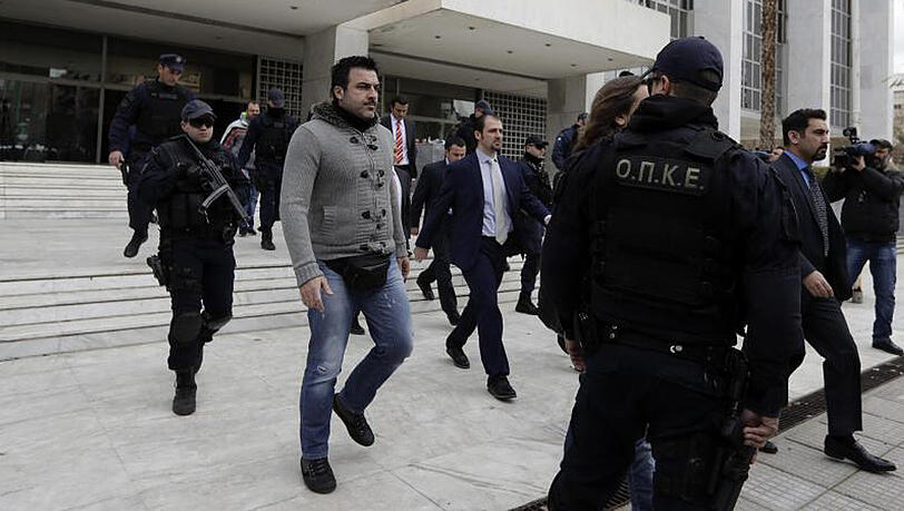 Türkische Soldaten (in Anzügen) verlassen in Athen in Begleitung von griechischen Polizisten den höchsten griechischen Gerichtshof "Areopag". Türkische Soldaten (in Anzügen) verlassen in Athen in Begleitung von griechischen Polizisten den höchsten griechischen Gerichtshof "Areopag".