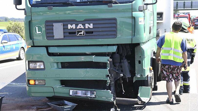 Ein Lkw ist auf der A8 in ein Stauende gefahren. Hier sind die Bilder vom Unfallort.