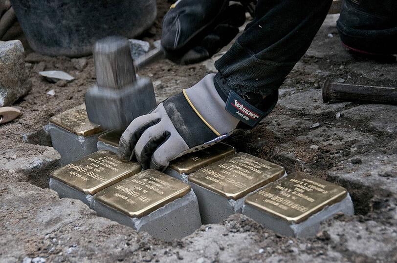 Stolpersteine werden an Stelle von Pflastersteinen eingesetzt.
