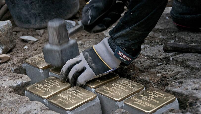 Stolpersteine werden an Stelle von Pflastersteinen eingesetzt. Stolpersteine werden an Stelle von Pflastersteinen eingesetzt.