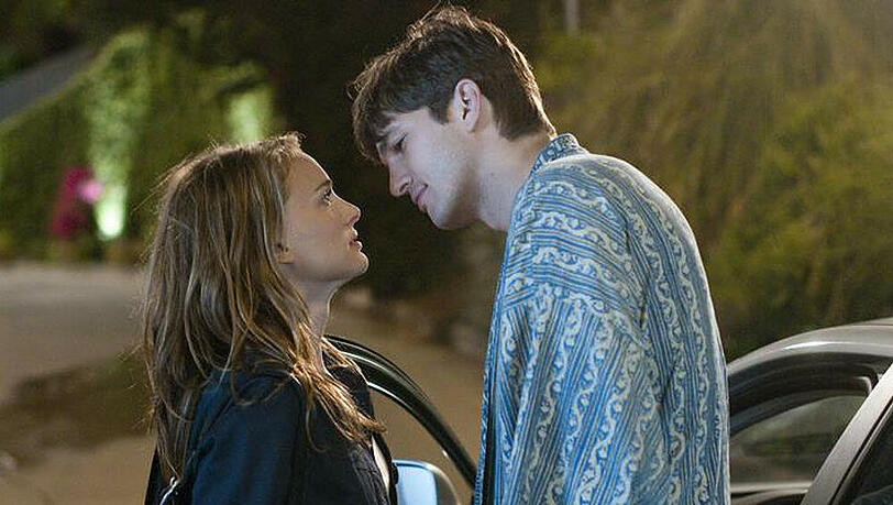Adam (Ashton Kutcher) und Emma (Natalie Portman) kommen sich näher Adam (Ashton Kutcher) und Emma (Natalie Portman) kommen sich näher