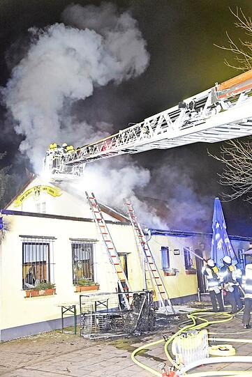 Während der Weihnachtsfeier des FC Teutonia München brach im Vereinsheim Feuer aus. Die Bilder.