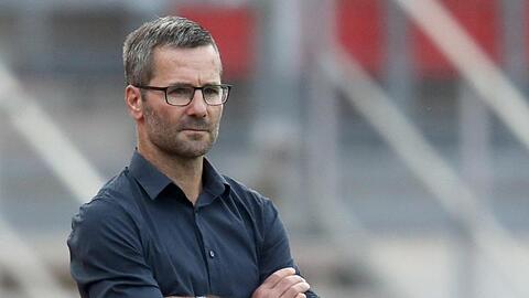 Nürnberger Trainer Michael Wiesinger verfolgt den Spielverlauf. Foto: Daniel Karmann/dpa/Archivbild
