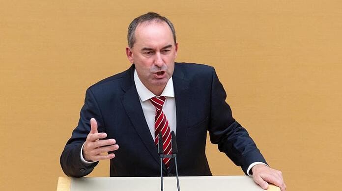 Hubert Aiwanger (Freie Wähler) gestikuliert.
