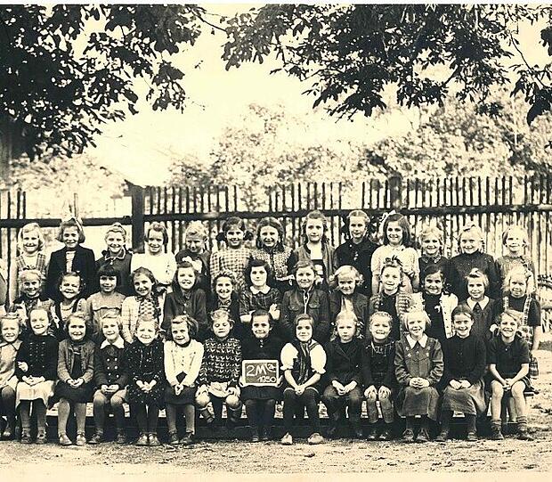 Lächeln! Die 40 Schülerinnen und Schüler der Klasse 3M der Schwabinger Simmernschule beim Klassenfoto. AZ-Leserin Eleonore Kohlmann sitzt bestens gelaunt ganz rechts vorne.
