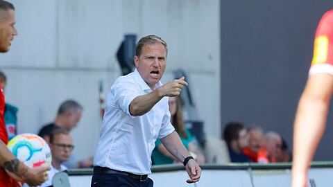 Thomas Sommer, der Fürther Trainer Marc Schneider gibt seinem Team Anweisungen.