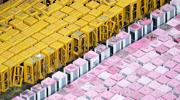 Eine Luftbildaufnahme zeigt alte Telefonzellen der Deutschen Telekom auf einem abgezäunten Gelände in Brandenburg.