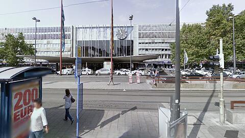 50er-Jahre-Architektur samt Schwammerl-Vordach und das Relief des Münchner Künstlers Rupprecht Geiger hinter der Fassade - hier steht er noch, der alte Hauptbahnhof. 2019 wurde die alte Bahnhofshalle abgerissen, jetzt kommt erstmal lange nichts. Im Untergrund allerdings wird schon fleißig gebaut.