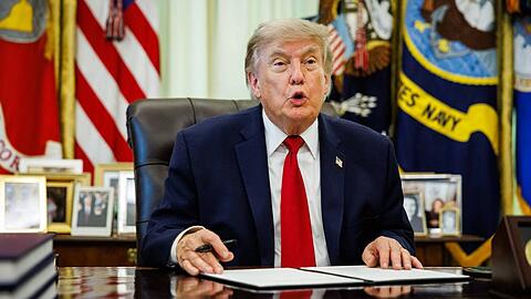 Donald Trump in seinem Oval Office im Wei&szlig;en Haus in Washington.