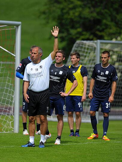 Sprinten, flanken, schießen: So hart arbeiten die Löwen im Trainingslager.