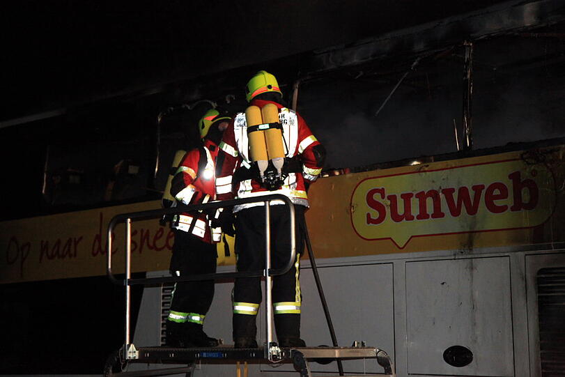 Ein Reisebus aus den Niederlanden steht auf der A8 in Richtung München in Flammen. Die Bilder vom Feuerwehreinsatz.