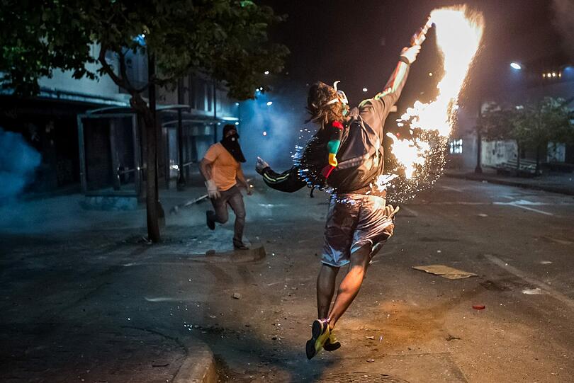 Feuer geworfen: Die Unruhen in Caracas dauern weiter an