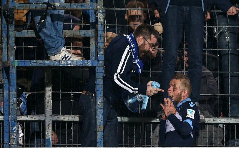 Nach der Niederlage gegen Fürth: Rechtfertigung vor den Fans.