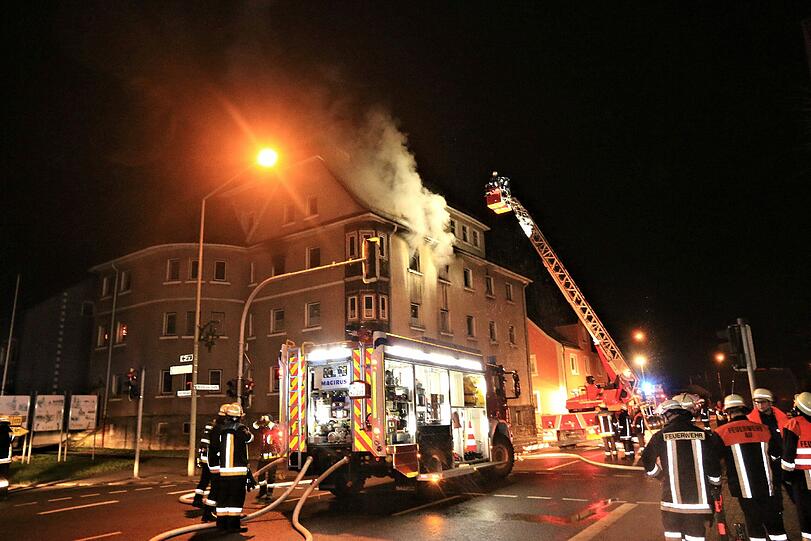 Ein Mann in Küps hat mit einer Zigarette seine Wohnung in Brand gesetzt - die Bilder vom Feuerwehreinsatz.