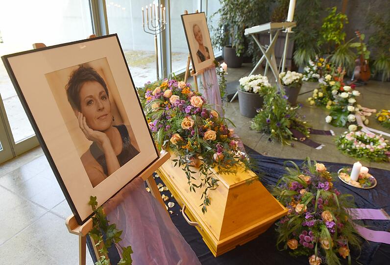 Der Sarg von Hendrikje Fitz war mit Blumen geschmückt. Daneben wurden zwei Portraits der beliebten Schauspielerin aufgestellt.