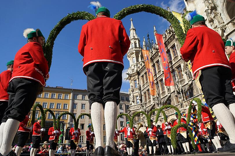Laube, Kreuz, Schlange und Krone - das sind nur einige der Formationen, die die Schäffler auf Lager haben. Hier die Bilder vom traditionellen Tanz am Marienplatz vor Oberbürgermeister Dieter Reiter und später am Wittelsbacherplatz.