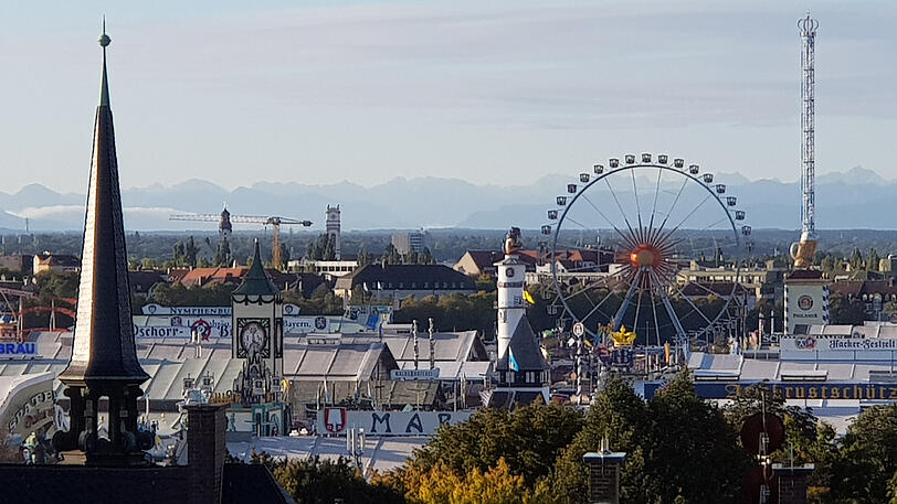 Vorne das Oktoberfest, hinten die Berge: Mehr München-Klischee geht nicht.