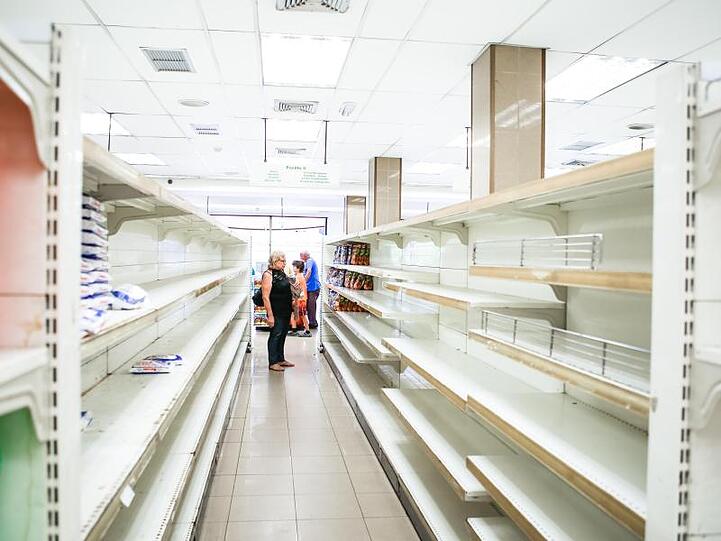 Seit Beginn der Wirtschaftskrise haben einige Supermärkte in Caracas in Venezuela keine Produkte mehr im Regal. Die meisten Menschen können sich keine Lebensmittel mehr leisten.