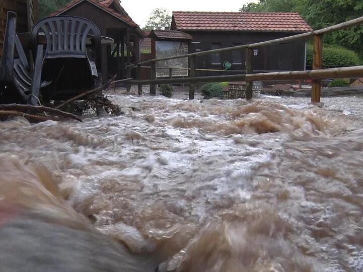 Der Miniaturmühlenplatz im hessischen Gieselwerder wird von Schlammwasser überspült. Am Mittwochabend waren heftige unwetterartige Regenfälle in Südniedersachsen und Hessen niedergegangen.