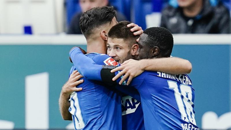 Hoffenheims Torschütze Andrej Kramaric (M) jubelt mit Hoffenheims Munas Dabbur (l) und Hoffenheims Diadie Samassekou.