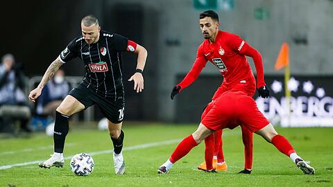 Türkgücü-Kapitän Sercan Sararer setzt sich in dieser Szene gegen die Lauterer Kenny Prince Redondo und Marvin Pourie durch.