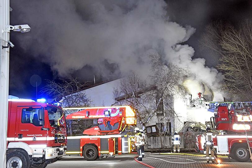 Der ausgedehnte Brand zerstörte kurz nach Mitternacht den Großteil eines Wohn- und Bürogebäudes in einem Gewerbegebiet in Ismaning.