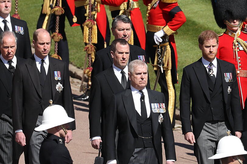 Erstes gemeinsames Bild seit dem Megxit: Prinz William (li.) und Prinz Harry (re.) hinter dem Sarg von Philip.