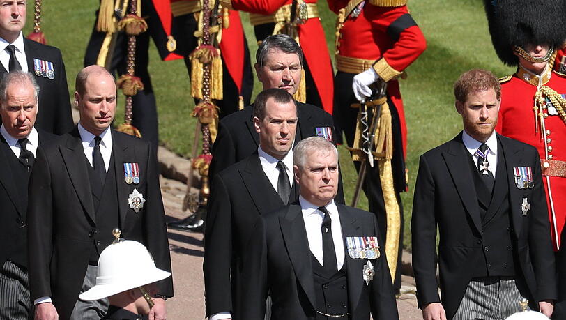 Erstes gemeinsames Bild seit dem Megxit: Prinz William (li.) und Prinz Harry (re.) hinter dem Sarg von Philip. Erstes gemeinsames Bild seit dem Megxit: Prinz William (li.) und Prinz Harry (re.) hinter dem Sarg von Philip.