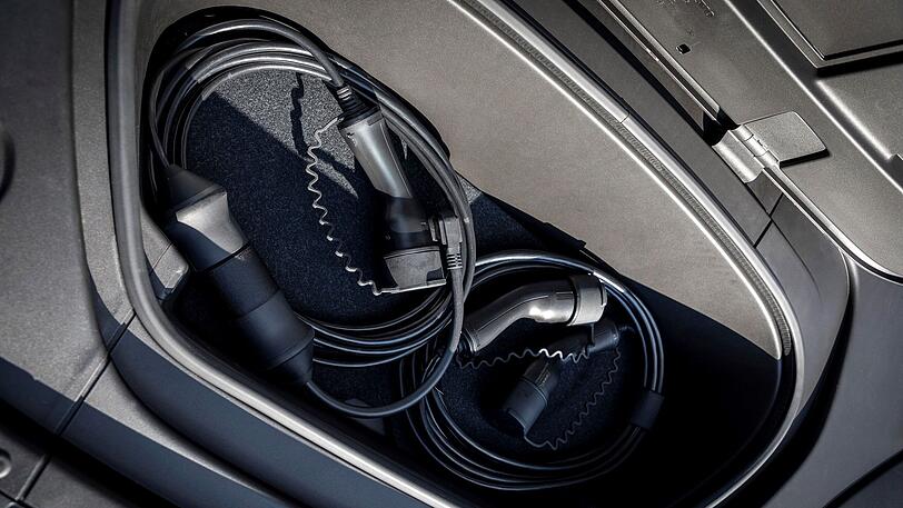 Unter der Motorhaube findet sich zusätzlicher Stauraum für die beiden Ladekabel.