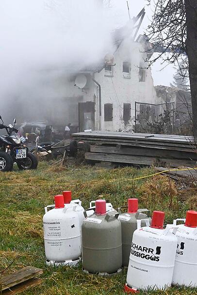 Die Feuerwehr sicherte mehrere Heiz&ouml;ltanks und Gasflaschen.
