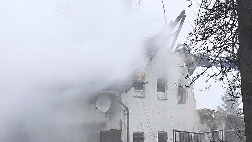 Die Feuerwehr sicherte mehrere Heizöltanks und Gasflaschen. Die Feuerwehr sicherte mehrere Heizöltanks und Gasflaschen.