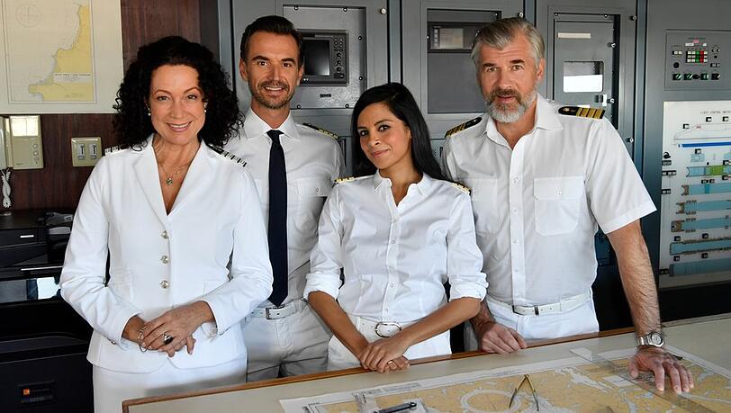Die "Traumschiff"-Crew rund um Kapit&auml;n Max Parger (2. v. l., gespielt von Florian Silbereisen)