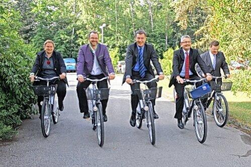 Simone Kern vom DGB, Armin Falkenhein vom Fahrrad-Club, Gesundheitsminister Markus Söder, Arbeitgeber-Boss Bertram Brossardt und AOK-Vize Hubertus Räde (v.l.).