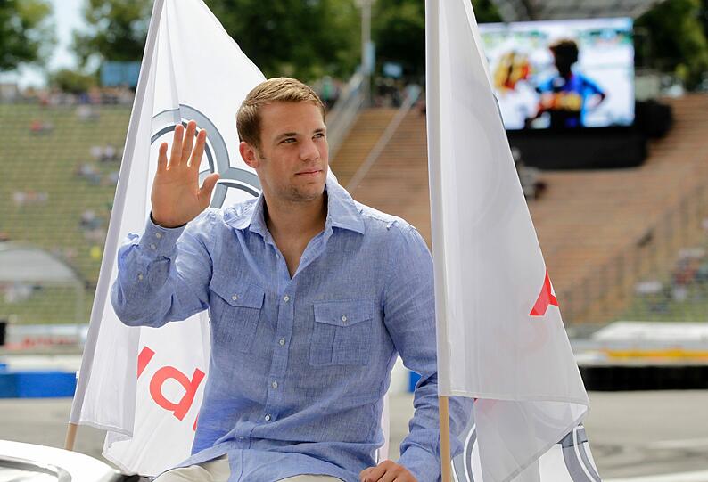 Manuel Neuer wird in einem Audi-Cabrio durch das Olympiastadion in München gefahren.