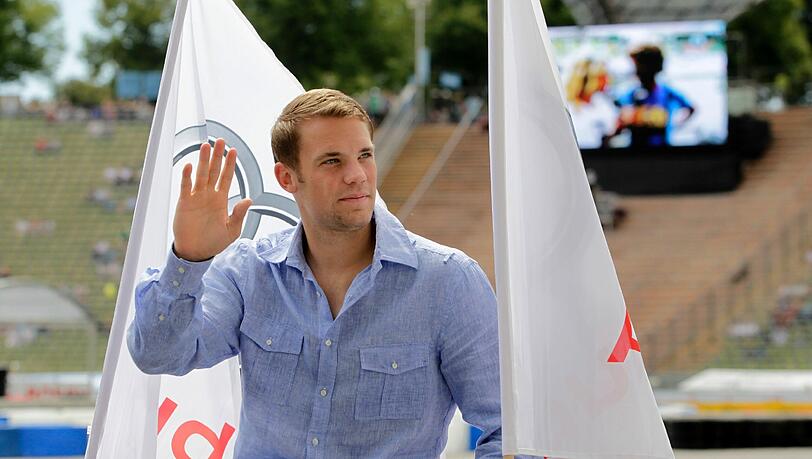Manuel Neuer wird in einem Audi-Cabrio durch das Olympiastadion in München gefahren. Manuel Neuer wird in einem Audi-Cabrio durch das Olympiastadion in München gefahren.