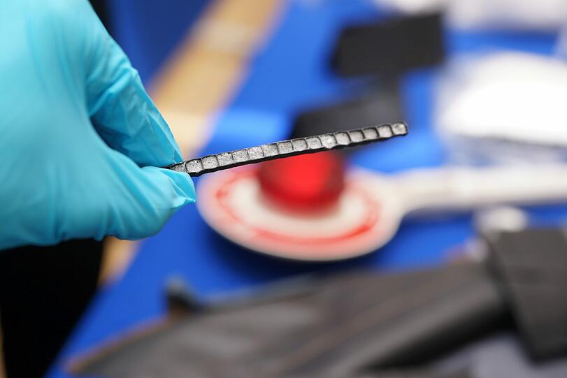 20 Kilo der synthetischen Droge Crystal wurden im Februar beschlagnahmt - der bisher größte Fund in Deutschland. Auf der PK am Dienstag präsentiert der Zoll die Päckchen.