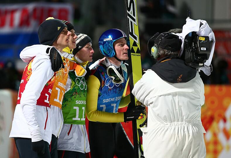 So sehen Sieger aus! So freuen sich Severin Freund, Andreas Wellinger, Marinus Kraus und Andreas Wank über ihren Sieg im Team-Springen.