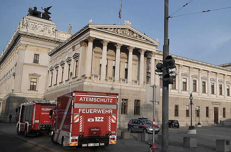 Feuerwehr vor dem Wiener Parlament.