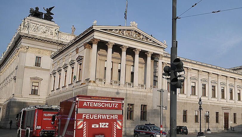 Feuerwehr vor dem Wiener Parlament. Feuerwehr vor dem Wiener Parlament.