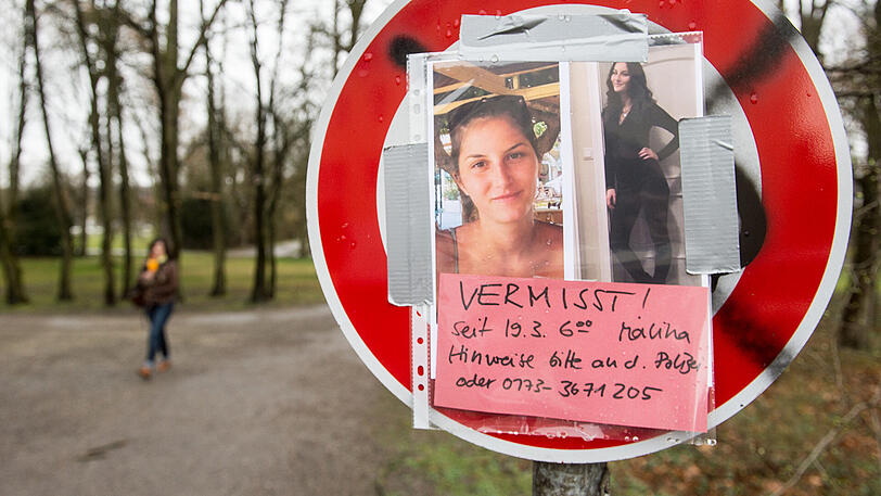 Ein Suchplakat mit Fotos der vermissten Studentin ist in Regensburg an einem Schild angebracht.