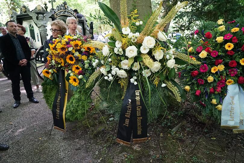 Zirkusunternehmen aus aller Welt sowie Trauergäste aus Politik und Gesellschaft haben Kränze mitgebracht