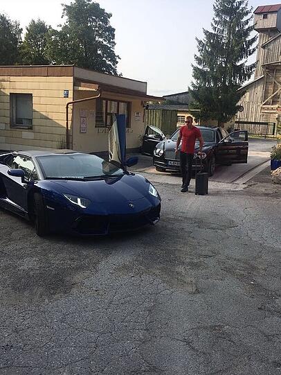 Mario Daser mit seinen Luxusautos (Lamborghini und Bentley)