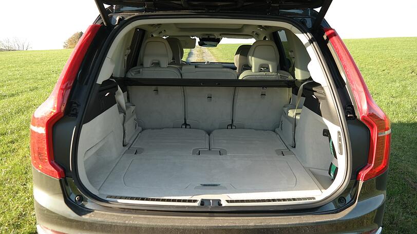 Rieig und glattflächig: der Kofferraum des XC90. Die zwei zusätzlichen Sitze lassen sich bündig im Boden verstauen.