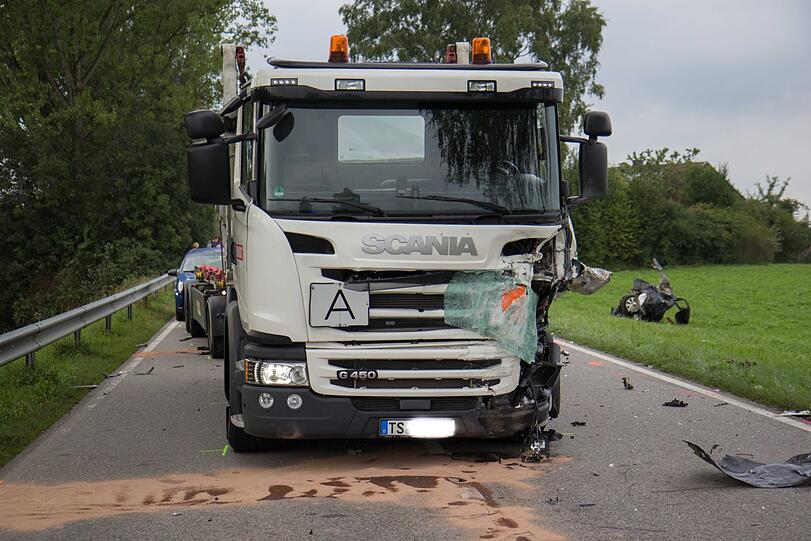 In Petting kam es am Montag zu einem schweren Unfall. Eine Frau wurde dabei tödlich verletzt, ihr Auto glich danach einem Wrack.